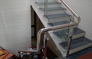 Cầu thang inox kính trụ hộp vuông 50x50